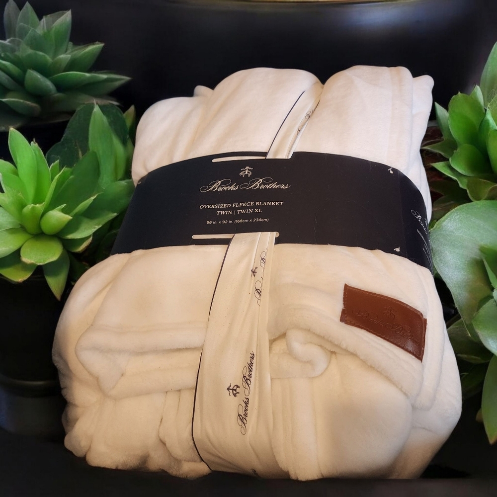 NWT Brooks Brothers Oversized Twin XL Fleece Blanket 66 X 92 White Dorm Apt Coll